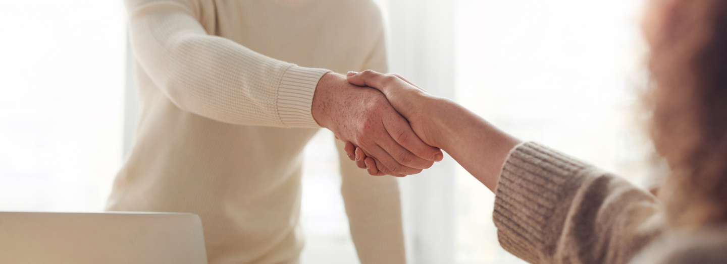 2 people shaking hands